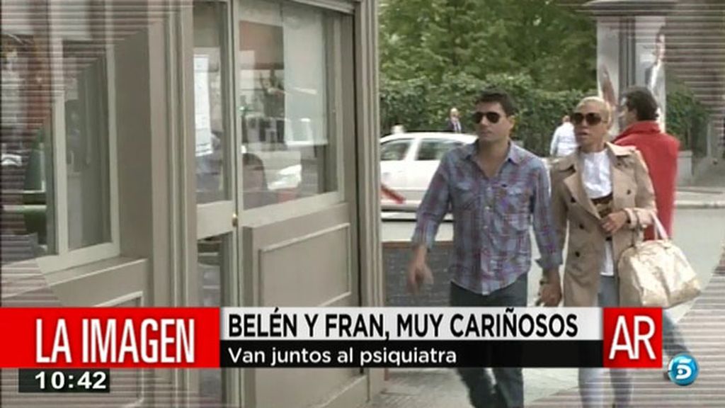 La pareja se ha dejado ver muy cariñosa camino a la consulta