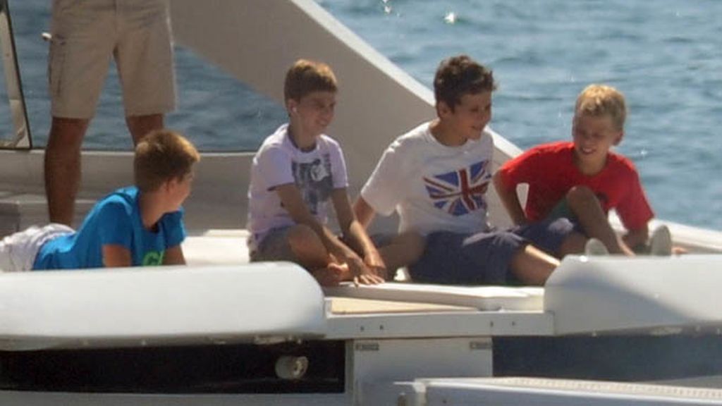 La Reina Sofía disfruta con sus nietos en las aguas de Mallorca