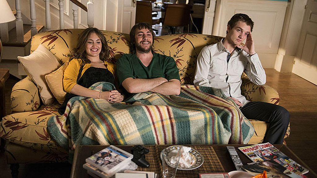 Carlota continúa su relación con Pedro y María Elena se reencuentra con un antiguo amor