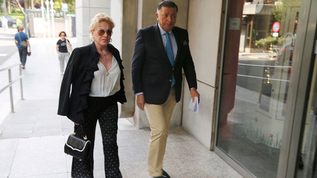 Amigos y familiares dan su último adiós a la actriz