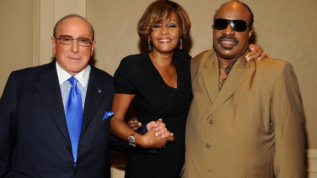 Presentando su single 'I look to you' con Stevie Wonder en 2009