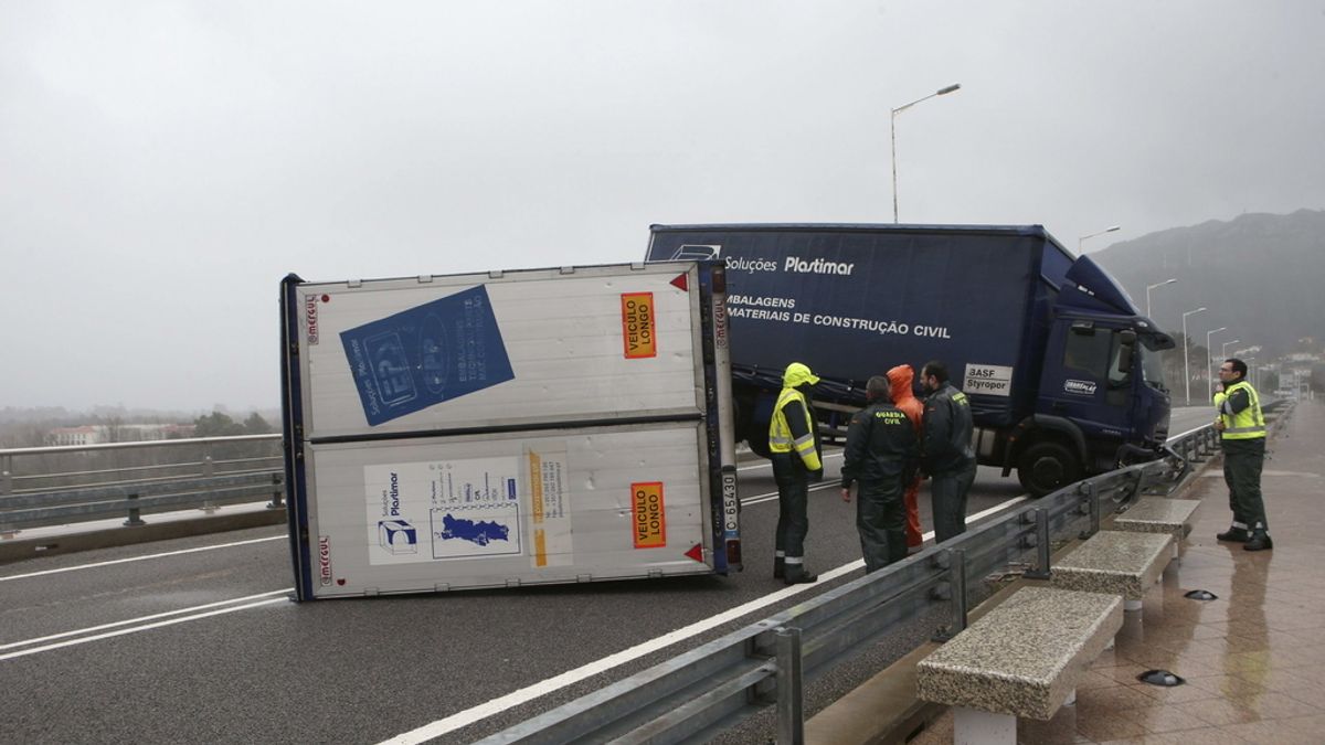Vuelca un camión por el viento en Galicia