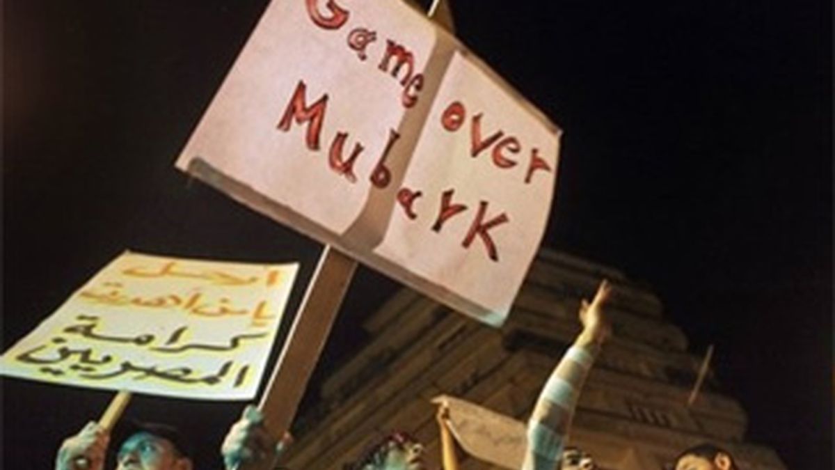 Manifestantes con pancartas reclaman la dimisión de Mubarak. Vídeo: Informativos Telecinco