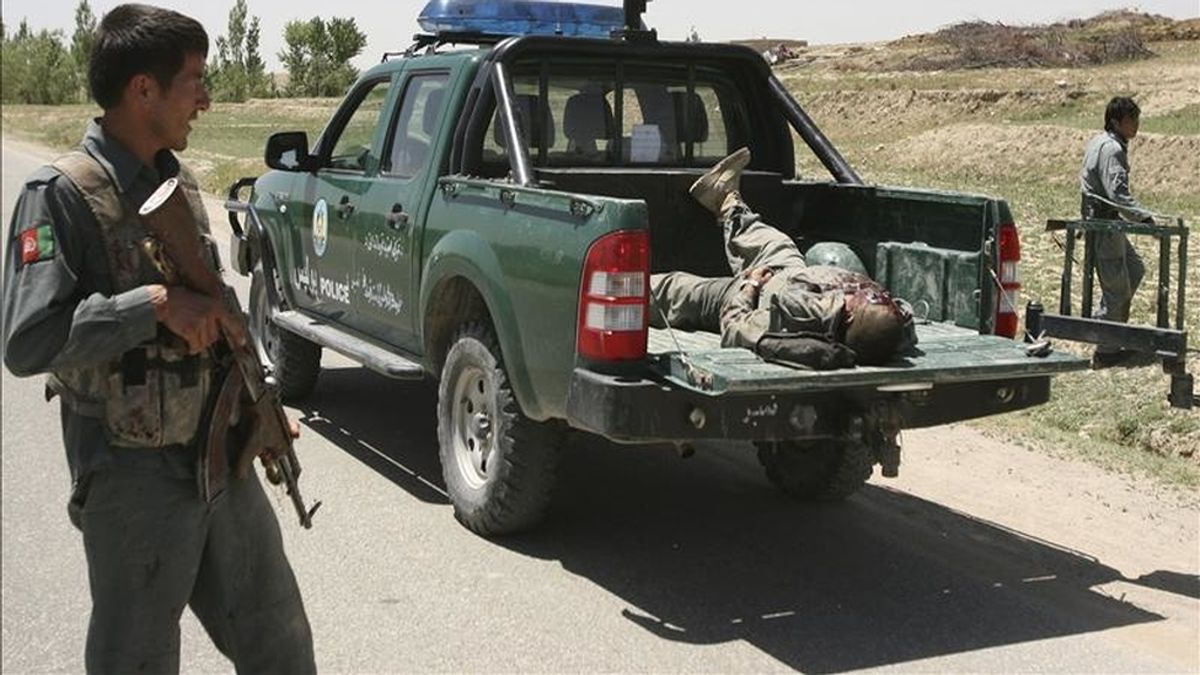 Un oficial de seguridad observa el cuerpo sin vida de un talibán durante una operación en el distrito de Rashedan en Ghazni (Afganistán) hoy, sábado, 14 de mayo de 2011. EFE