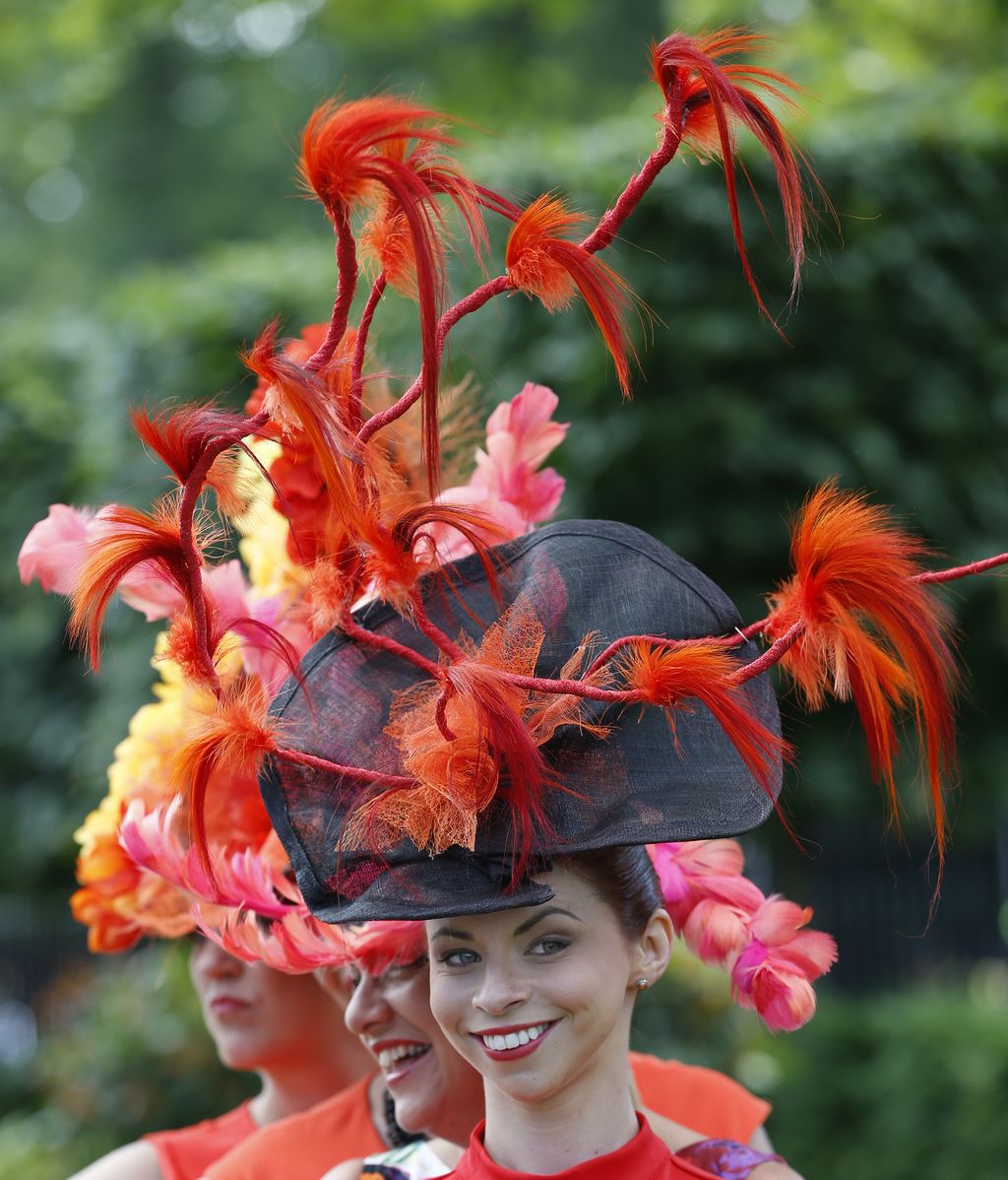 Pase de sombreros en la cita anual británica
