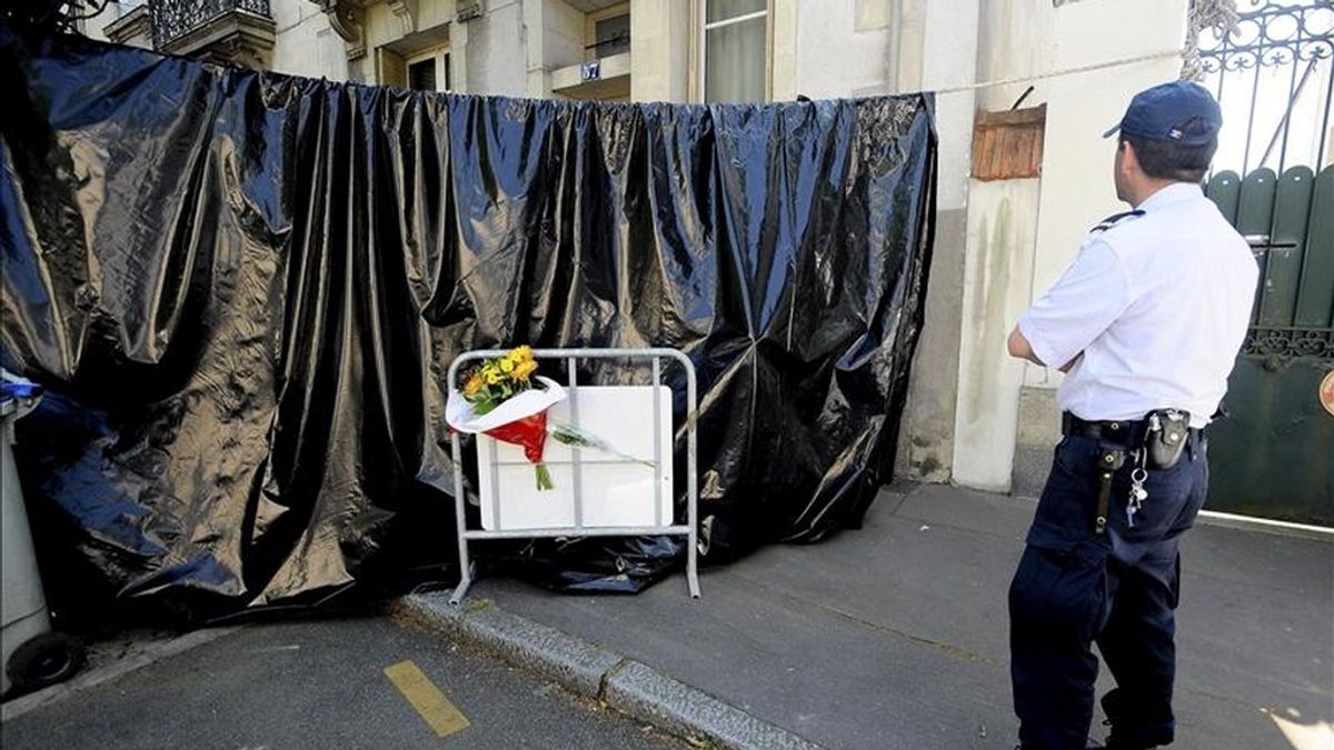 Un policía vigila la casa de Nantes, Francia, donde se descubrieron los cadáveres de una mujer y de sus cuatro hijos. EFE