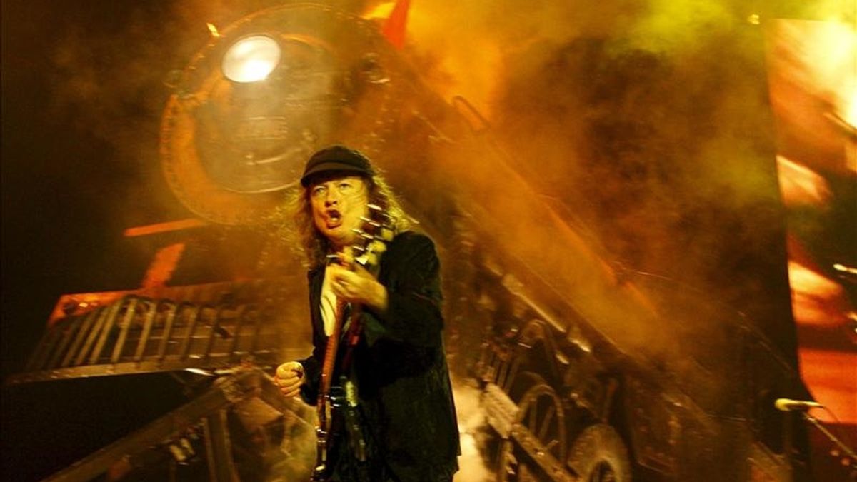 El guitarrista del grupo australiano de rock AC/DC, Angus Young. EFE/Archivo