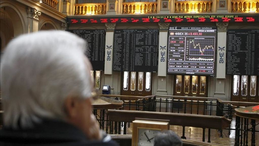Varios operadores de la Bolsa de Madrid, ante el panel del ÍBEX 35. EFE/Archivo Varios operadores de la Bolsa de Madrid, ante el panel del ÍBEX 35. EFE/Archivo