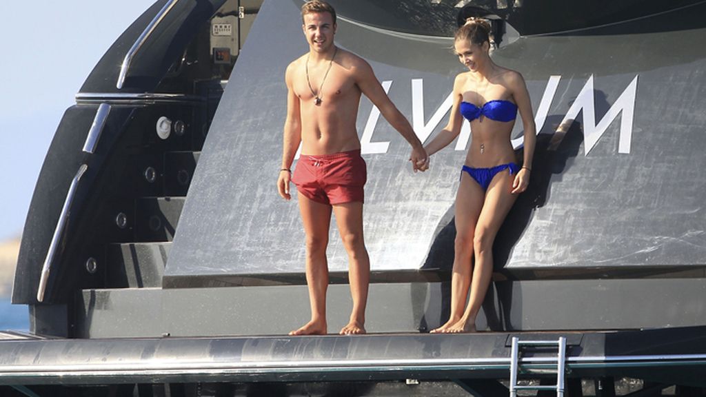 Gotze y su novia Ann Kathrin disfrutan de unos días de descanso en Ibiza