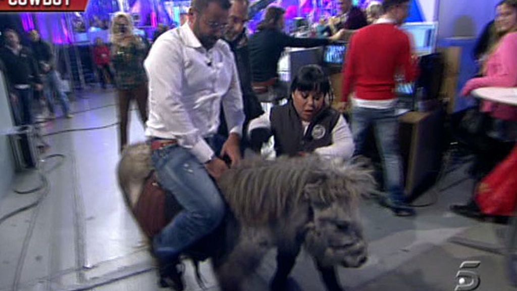 Chiqui entra en plató a lomos de un poni y Jorge Javier le imita