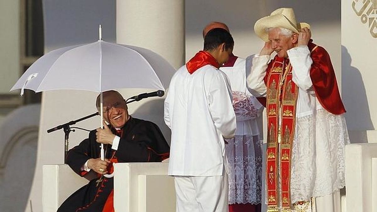 Rouco Varela y Benedicto XVI luchan contra el sol. Foto: EFE.