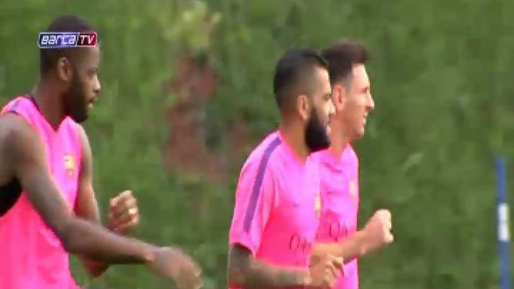 Messi, Alves y Mascherano se lo pasan en grande jugando al futvóley