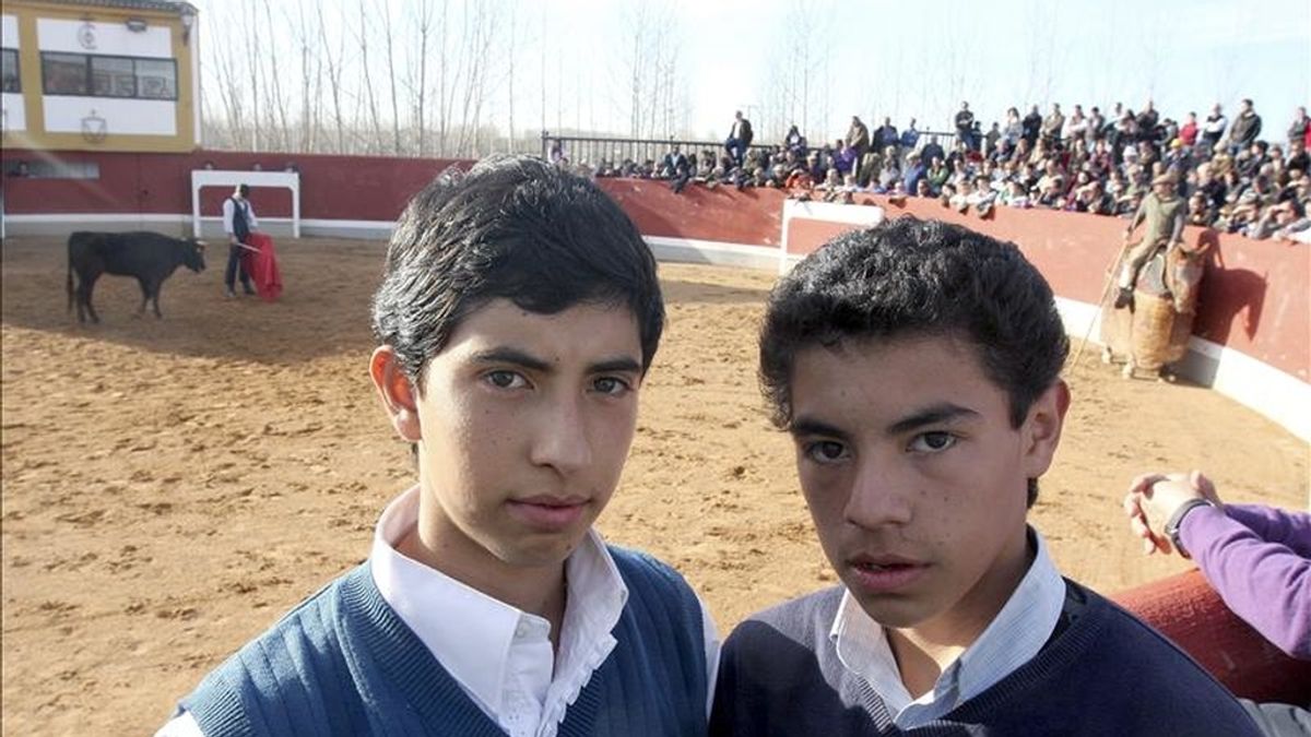 Los mexicanos Manuel Gutiérrez (i) y Brandon Campos han debutado hoy en la segunda tienta del Bolsín Taurino de Ciudad Rodrigo (Salamanca), el más antiguo del mundo, con vacas de la ganadería de Los Bayones para 25 jóvenes de distintas escuelas taurinas. EFE