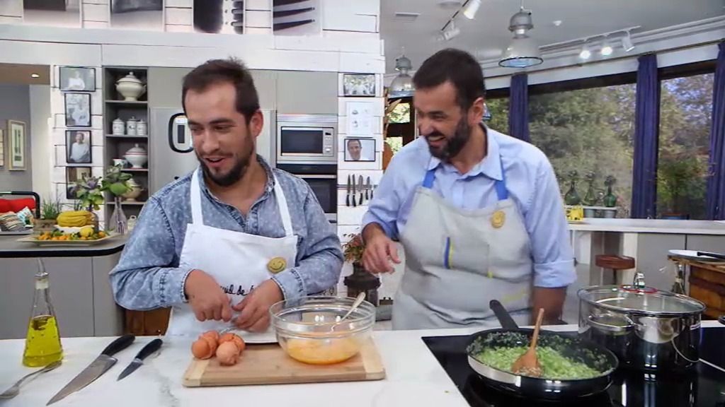 David de Jorge y 'El Langui' cocinan una tortilla de patata "trampa"