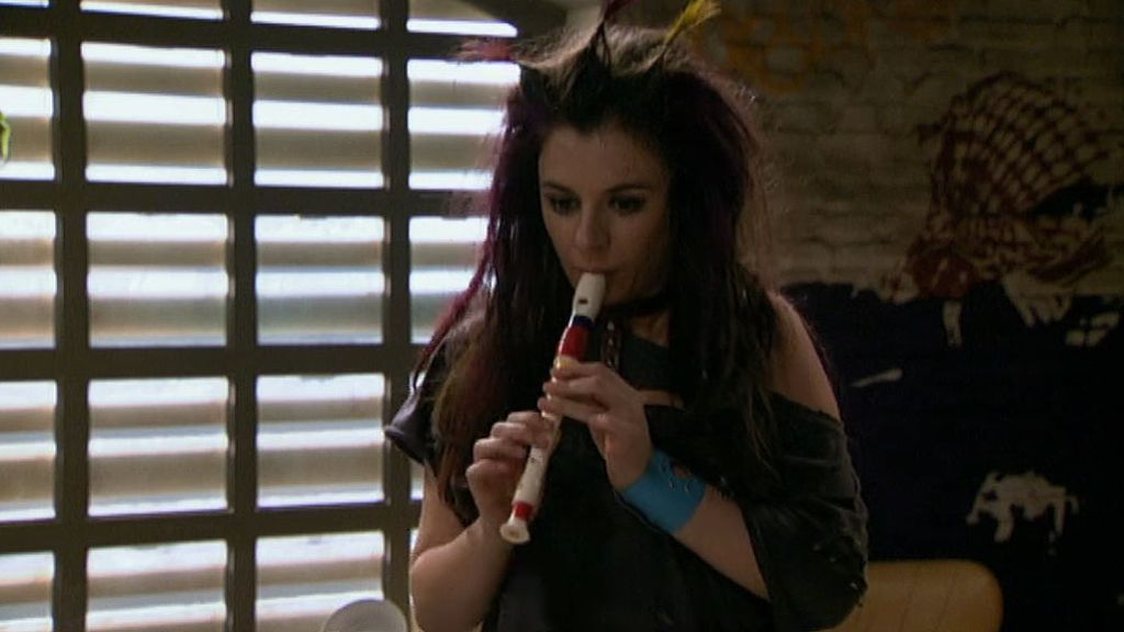 Para echar a los okupas de su casa, Aída monta una rebelión en la calle