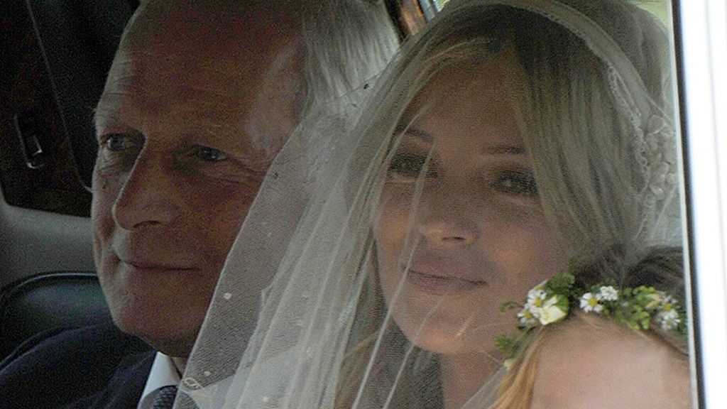 Kate Moss se casa con Jamie Hince con vestido de Galliano