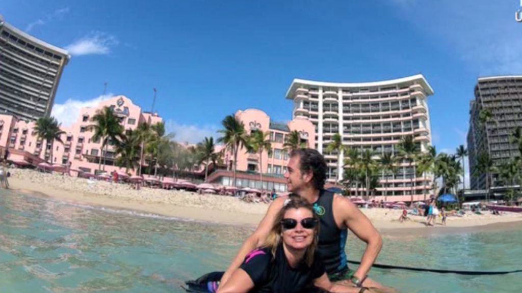 La colaboradora ha intentado hasta aprender a hacer surf