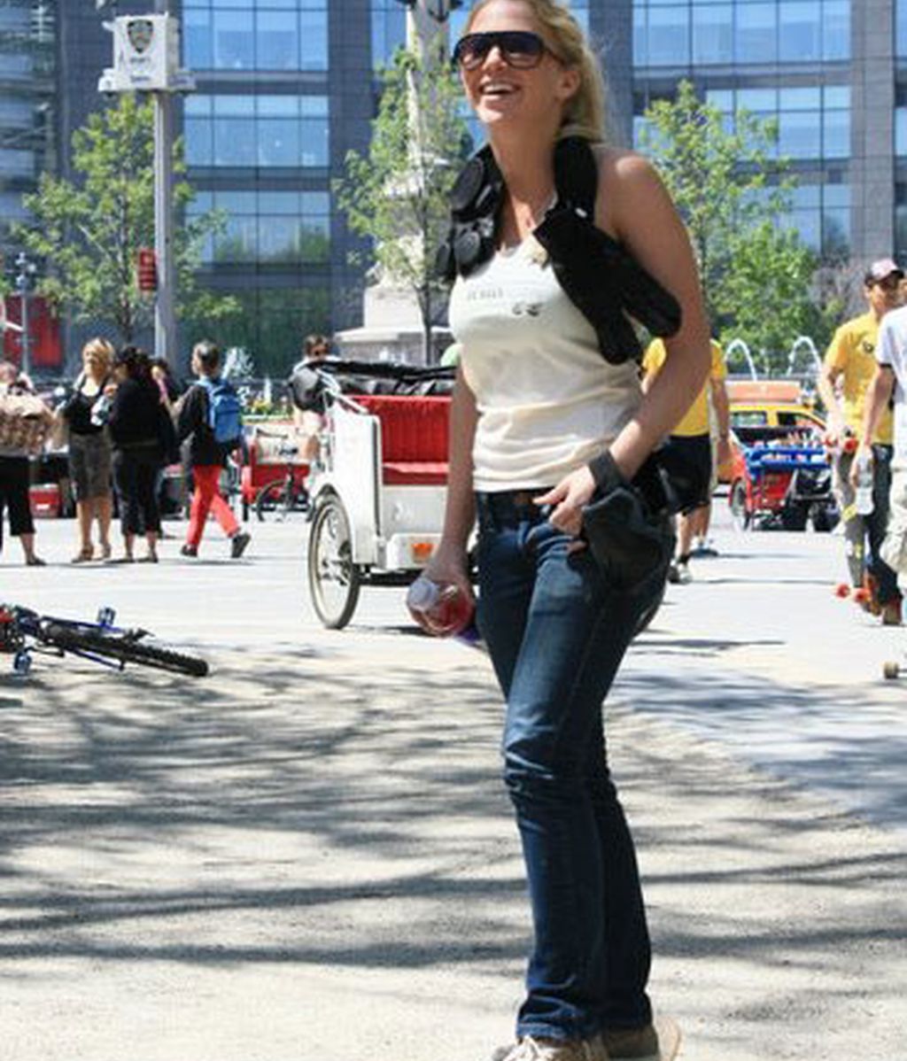 Blake Lively, sobre ruedas en pleno rodaje