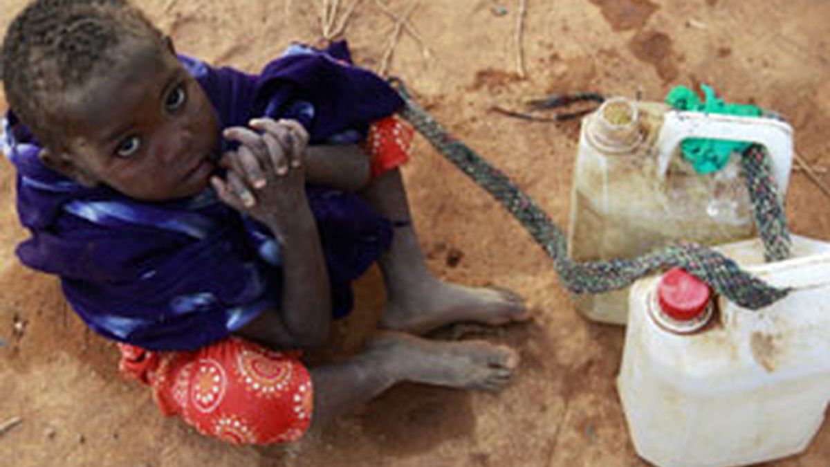 Un niño somalí va a buscar agua con unos bidones. Foto: Reuters