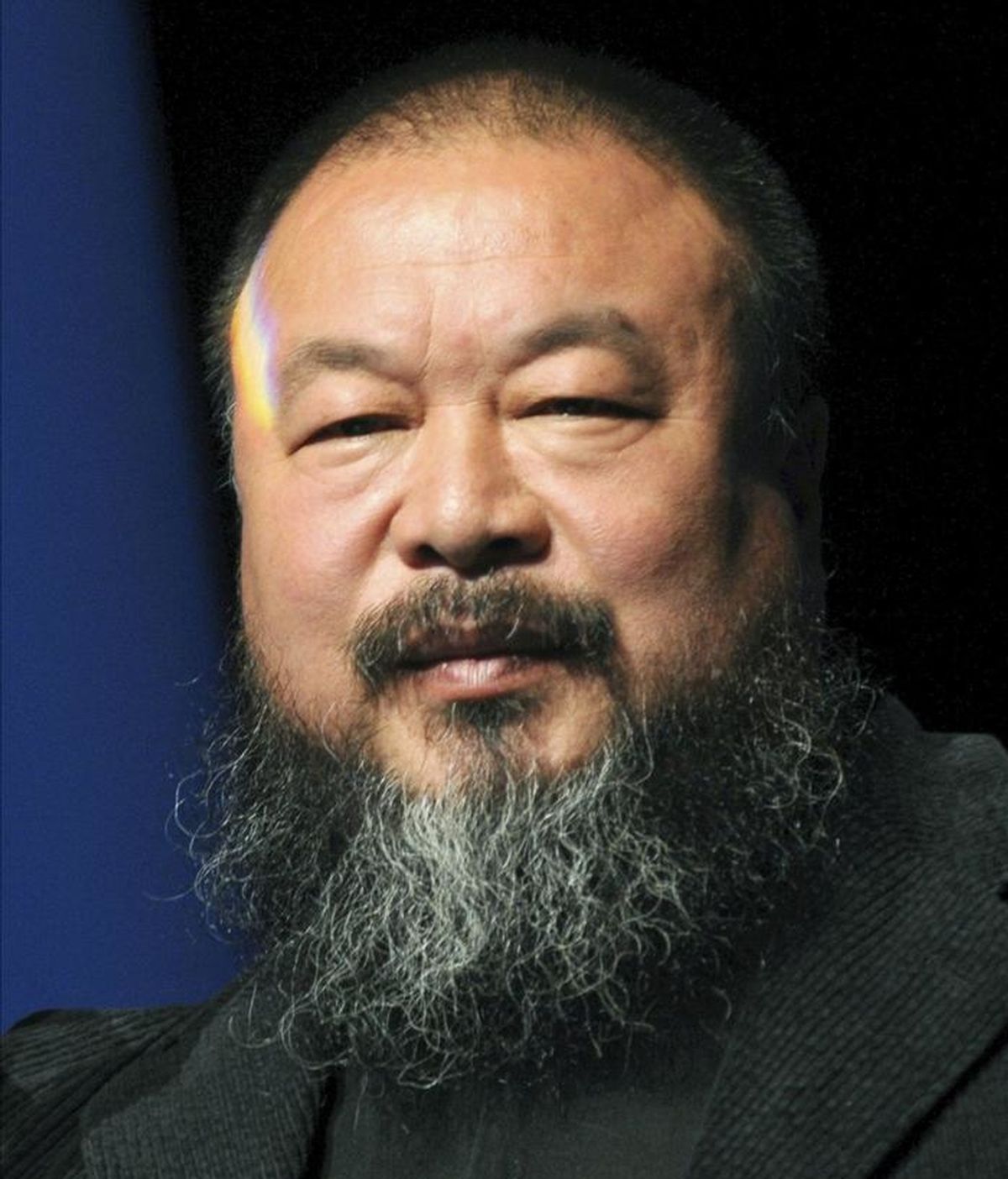Fotografía de archivo del artista chino Ai Weiwei durante la ceremonia en la que fue distinguido con el premio "Das Glas der Vernunft" (cristal de la razón), en Kassel, Alemania, el 26 de septiembre de 2010. EFE