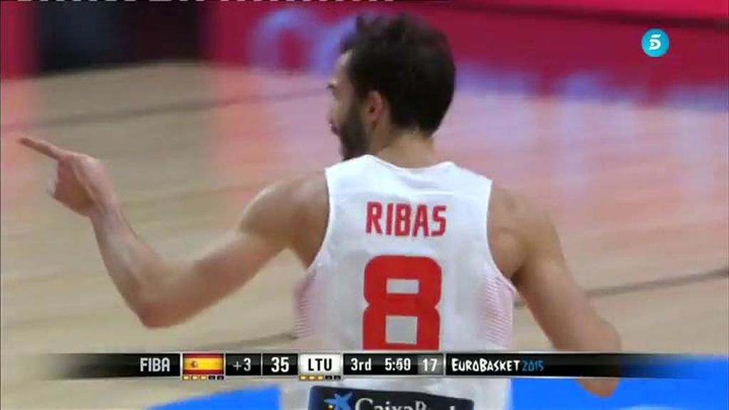 ¡TREEES! ¡Pau Ribas lanza a España 17 arriba con un triple en el tercer cuarto!