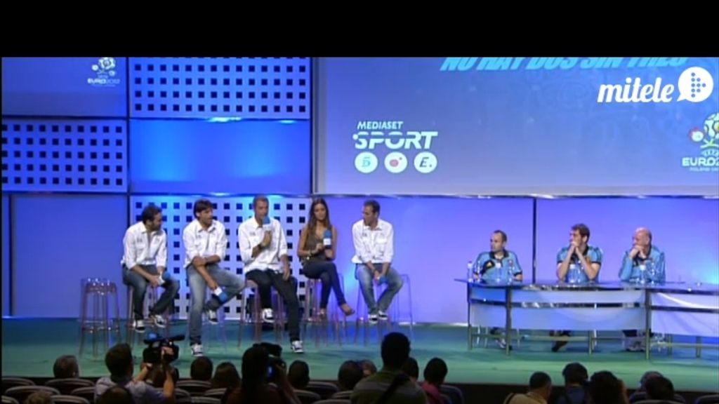 Vasile, J.J. Santos, Manu, Sara, Casillas, Iniesta, Del Bosque, en la presentación