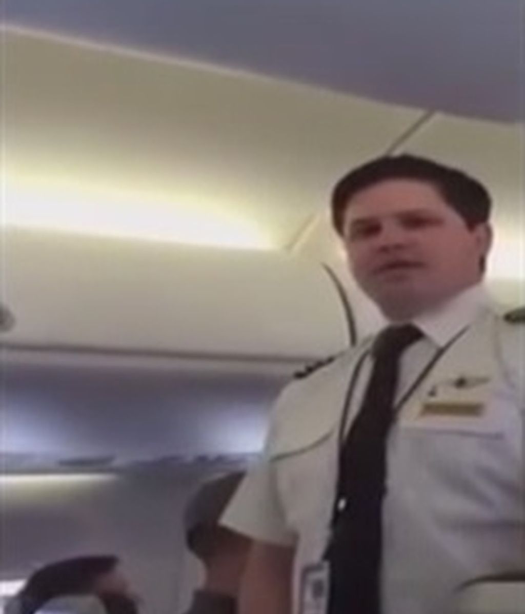 Denuncia el 'maltrato' a su familia por su aspecto físico en un avión