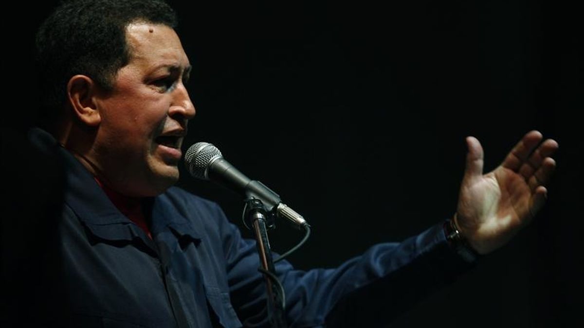 El presidente de Venezuela, Hugo Chávez, en un acto en la Universidad Nacional de la Plata, en Argentina, antes de viajar a Montevideo. EFE