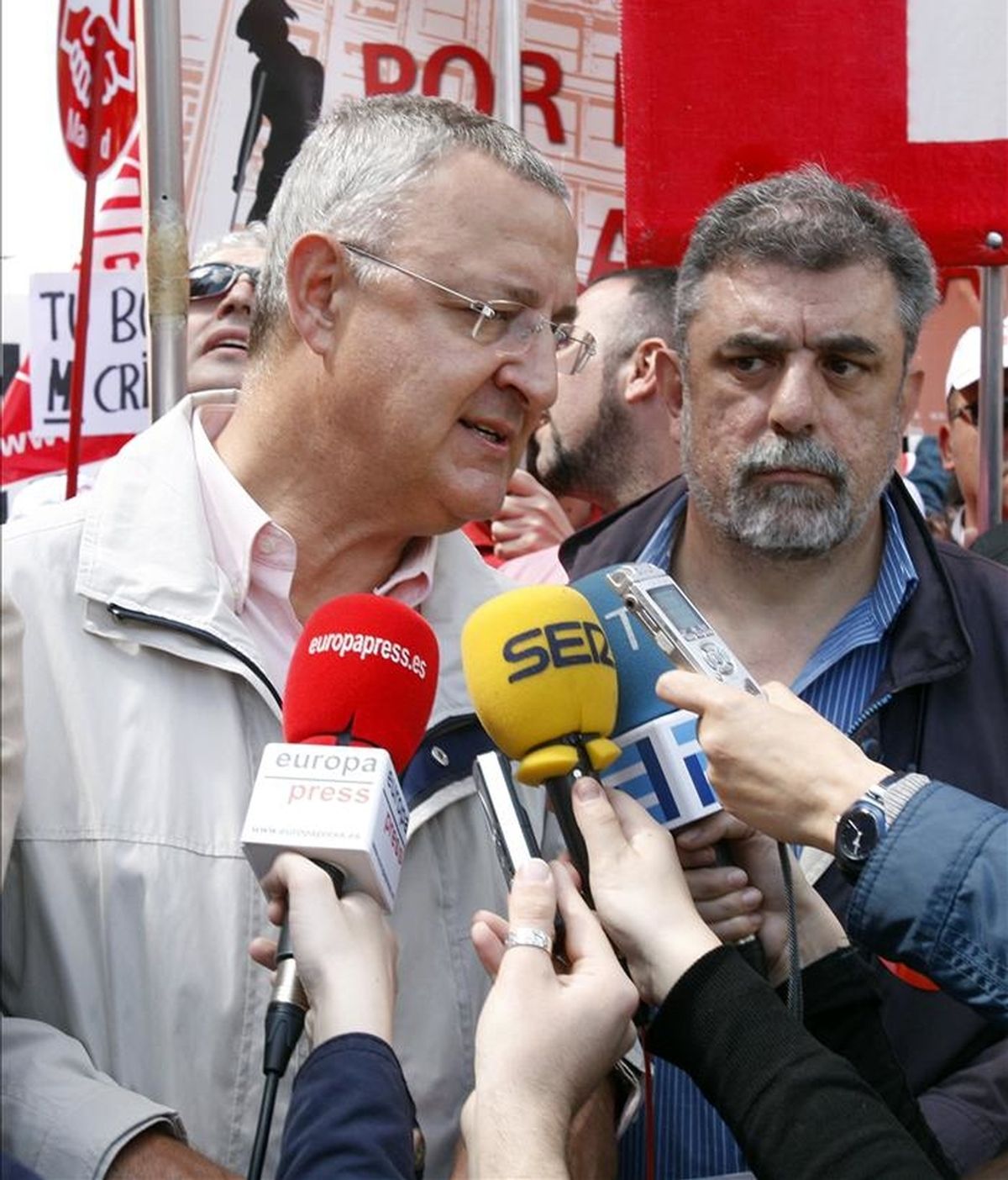 El diputado del PSOE Jesús Caldera atiende a los periodistas antes del comienzo de la manifestación del primero de mayo en Madrid, celebrada bajo el lema "Empleo con derechos. Contra los recortes sociales". EFE