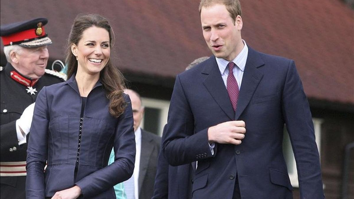 El príncipe Guillermo de Inglaterra y su novia Kate Middleton llegan a la Aldridge Community Academy de Darwen, noroeste de Reino Unido, en el último acto oficial como solteros antes de su boda, el 29 de abril. EFE