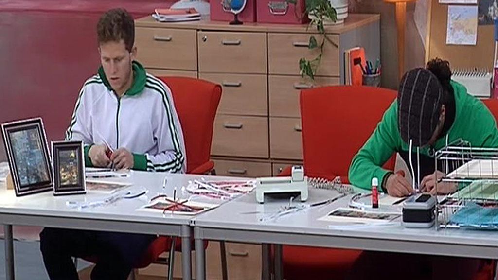 Tienen que recomponer fotografías, descifrar extrañas llamadas…