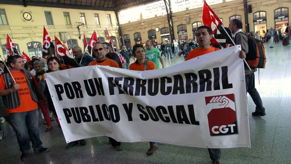 Renfe y Adif paran los trenes en plena operación salida de verano