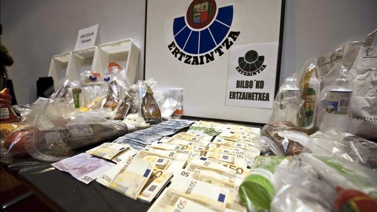 La Ertzaintza, en colaboración con la Guardia Civil, ha desarticulado una red de distribución de cocaína en España conocida como el "clan de la Chata" a la que ha intervenido más de 40 kilos de esta droga. EFE