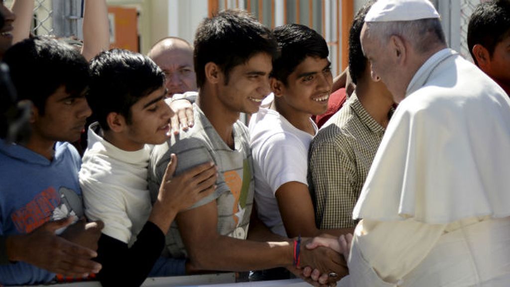 El Papa se vuelca con los refugiados de la isla griega de Lesbos