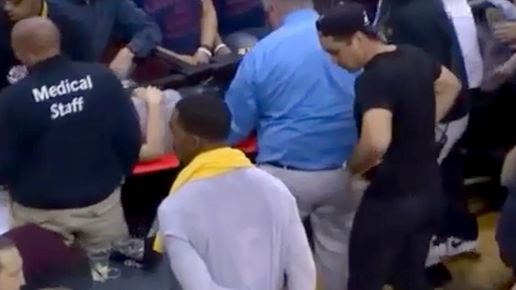 LeBron James hiere a una espectadora al caerse durante un partido