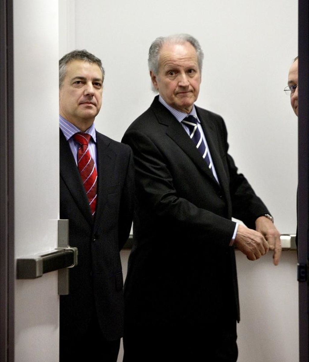 El presidente del PNV, Iñigo Urkullu (i), y el presidente de la Fundación Sabino Arana, Juan María Atutxa, momentos antes de la conferencia ofrecida por el dirigente nacionalista bajo el título "Utopías posibles", organizada por dicha fundación para estrenar su nueva sede. EFE