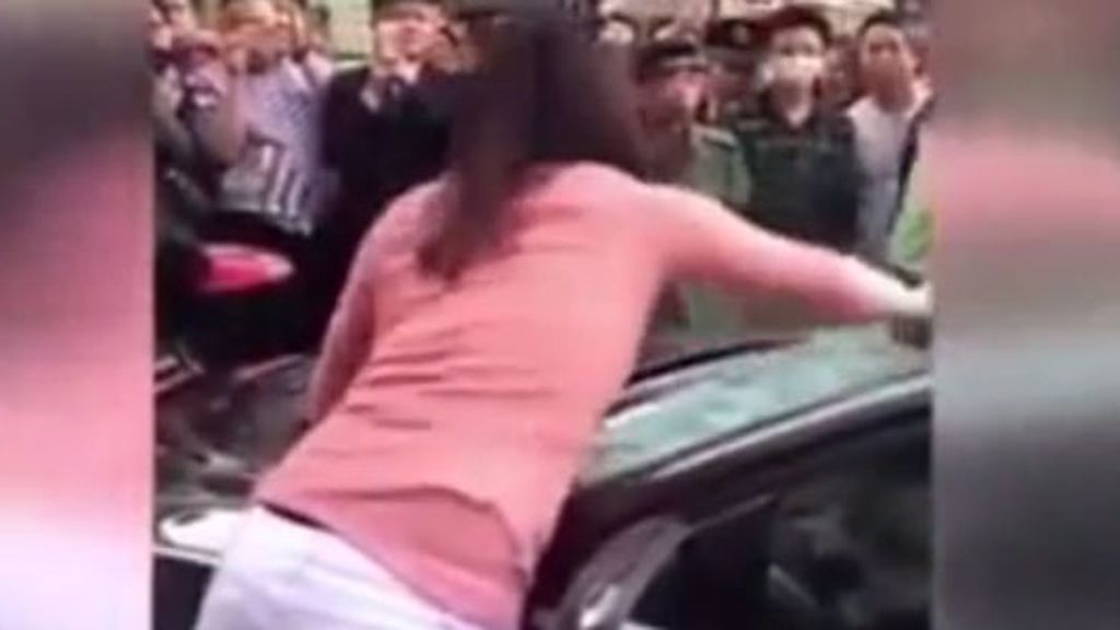 Una mujer destroza el coche de su marido cuando se entera que la engaña