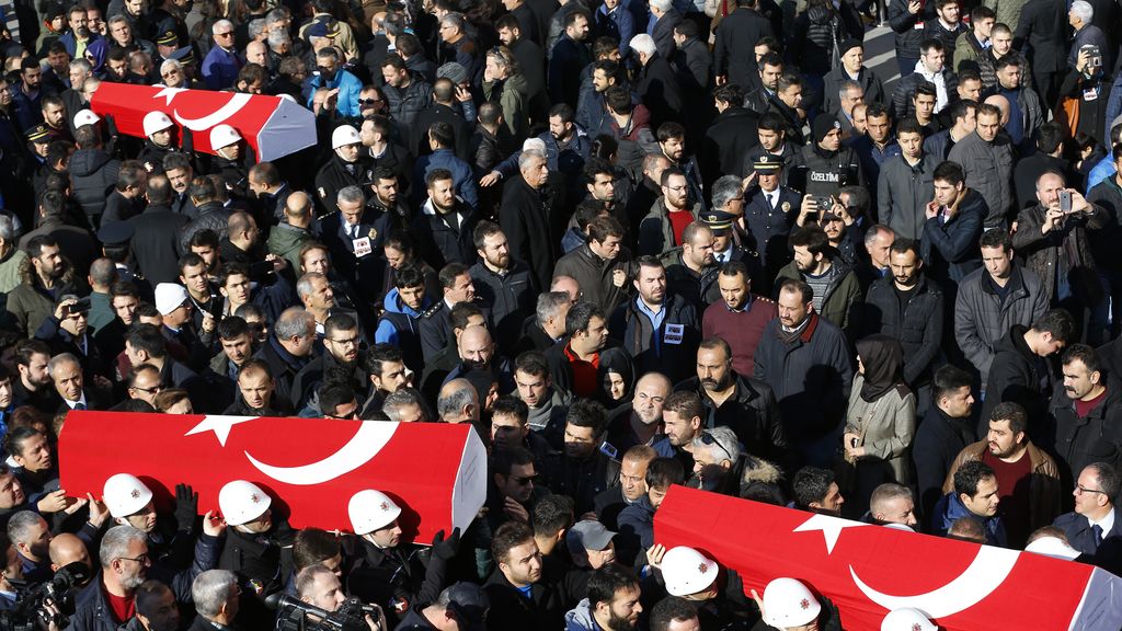 Primeros funerales por las víctimas del doble atentado en Estambul