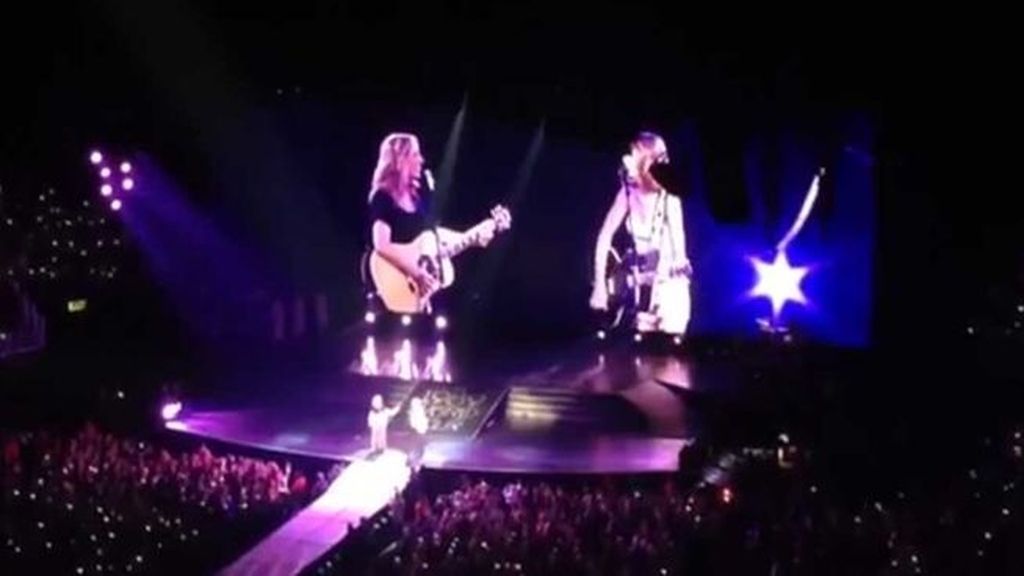 Lisa Kudrow, de 'Friends', sube al escenario con Taylor Swift para cantar 'Smelly cat'