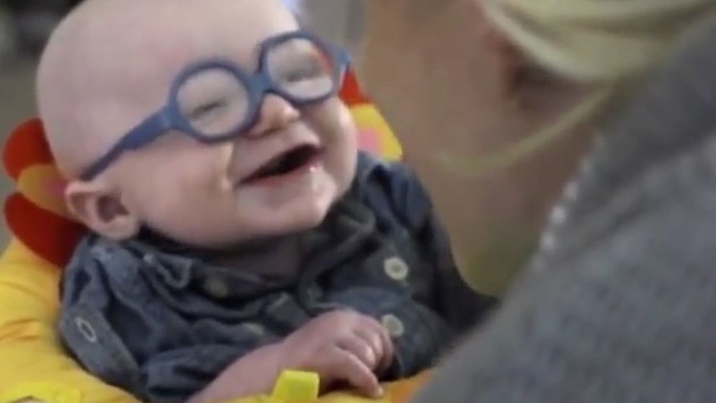Así reacciona un bebé que ve a su madre por primera vez