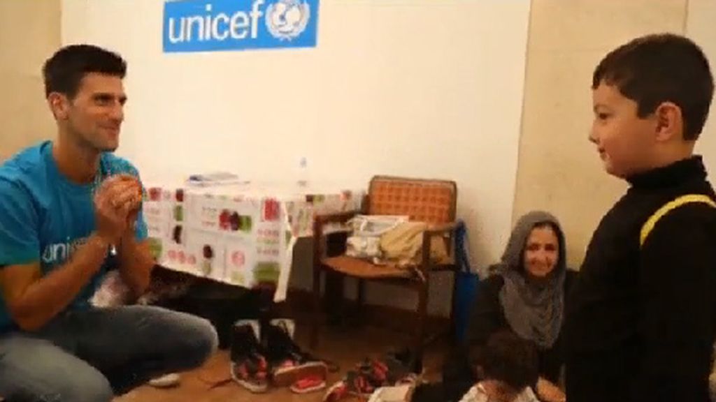 Djokovic visita a niños refugiados en Serbia