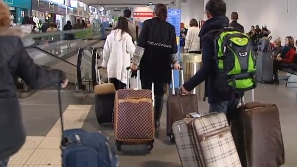 La operación salida de Semana Santa llena los aeropuertos y estaciones españolas