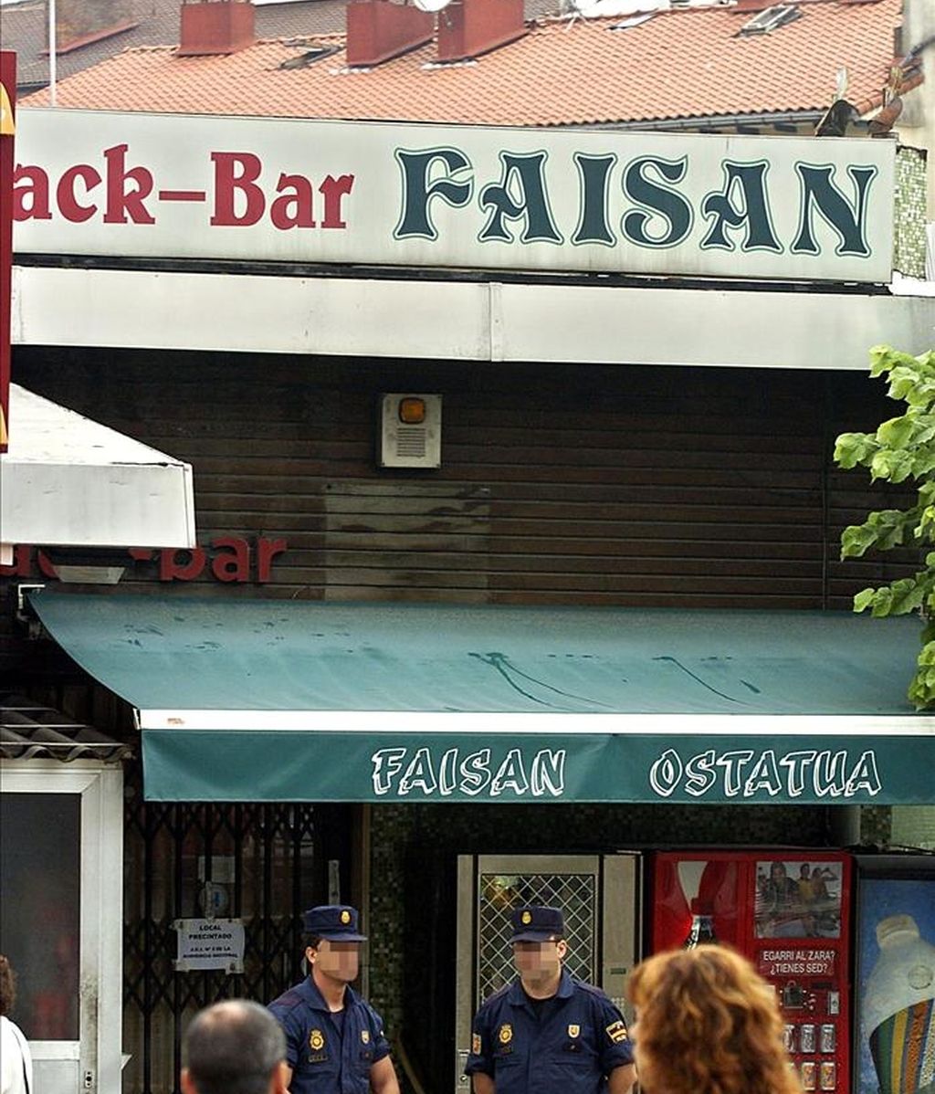 Agentes de la Policía Nacional custodian la entrada del bar Faisán, en las inmediaciones de la frontera de Irún (Guipúzcoa). EFE/Archivo Agentes de la Policía Nacional custodian la entrada del bar Faisán, en las inmediaciones de la frontera de Irún (Guipúzcoa). EFE/Archivo