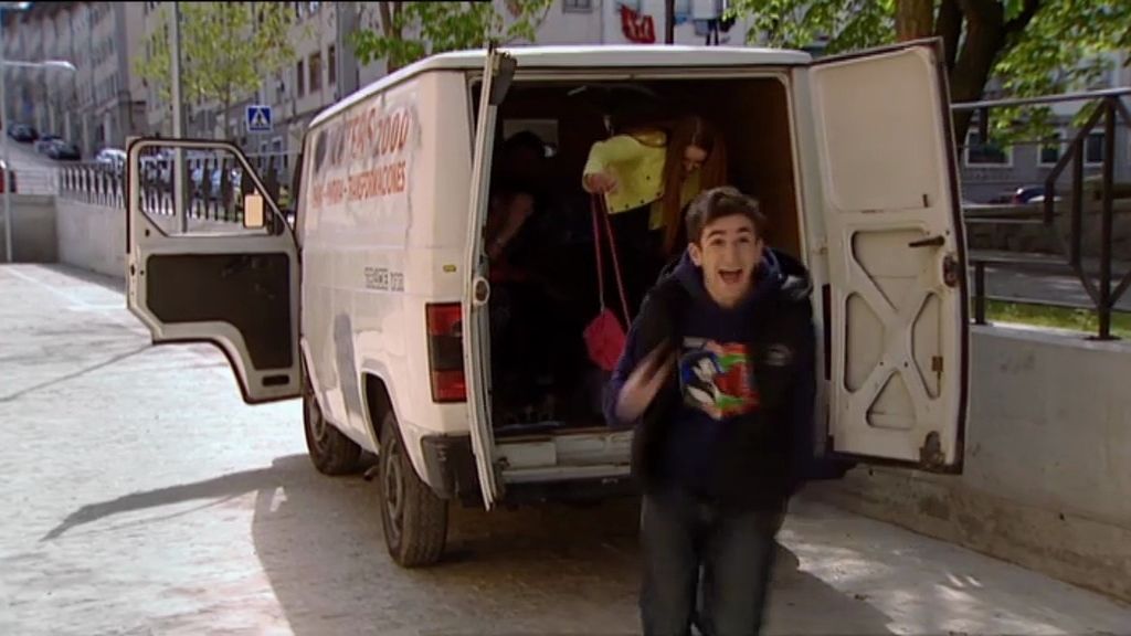 Aída abraza de nuevo a su familia