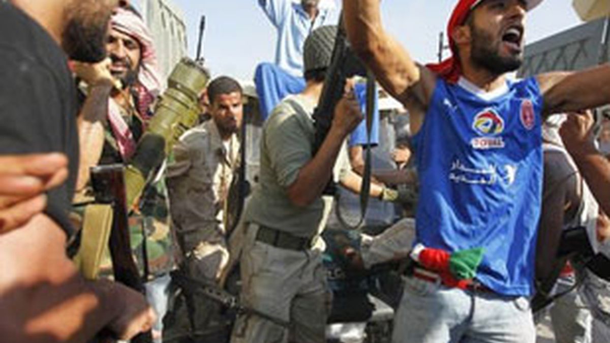 Los rebeldes hablan de más de 400 muertos y 2.000 heridos en Trípoli.