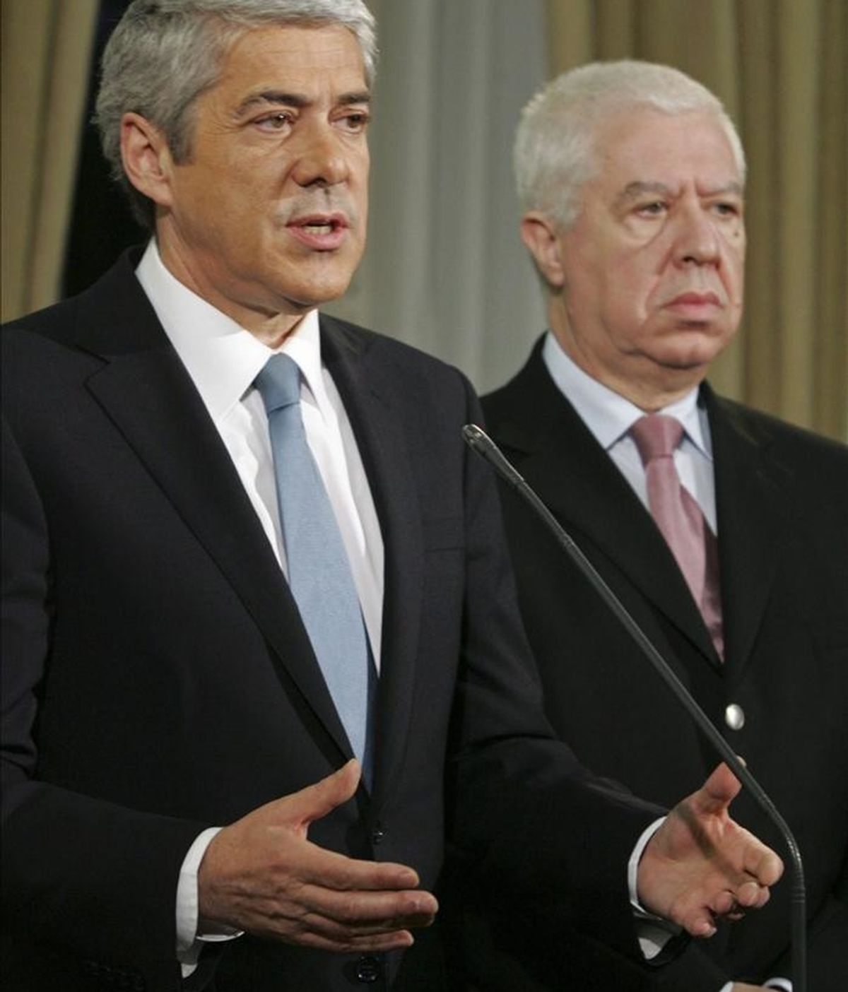 El primer ministro de Portugal, José Sócrates (i), y el ministro de Finanzas, Teixeira dos Santos (d), ayer durante una rueda de prensa en Lisboa (Portugal). EFE