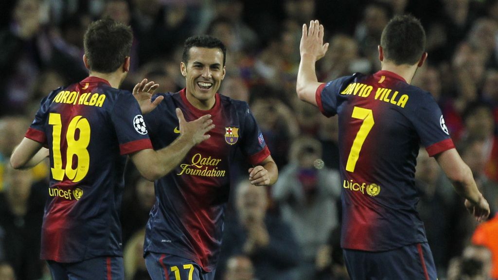 Pedro Rodríguez es felicitado por sus compañeros tras marcar el gol que daba el pase a semifinales de Liga de Campeones al FC Barcelona