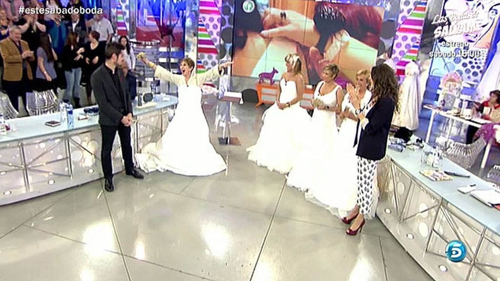 Las colaboradores y los colaboradores desfilan de blanco