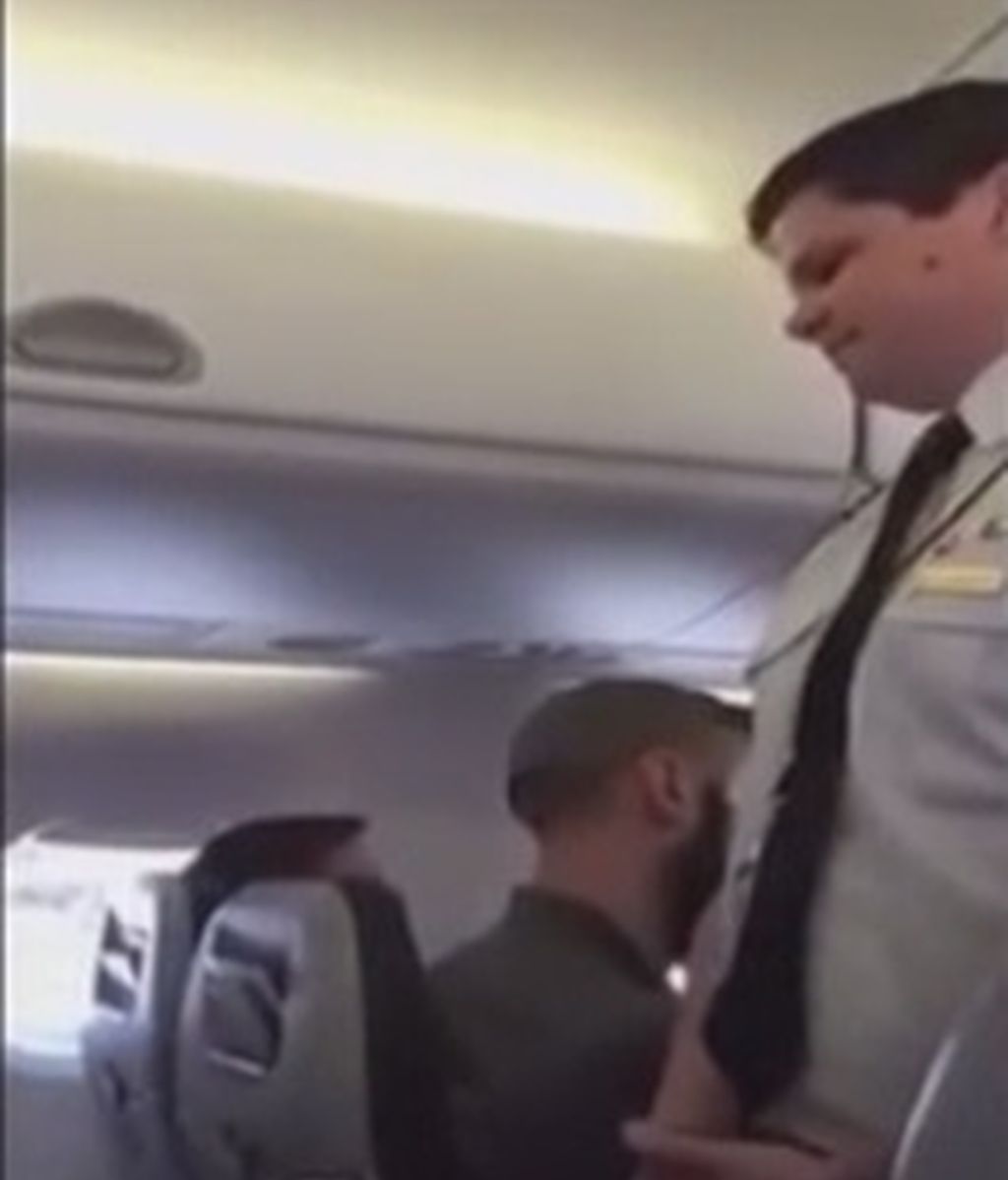 Denuncia el 'maltrato' a su familia por su aspecto físico en un avión