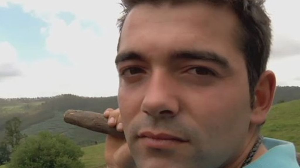 Jhonathan tiene 22 años. Se dedica a la cría de vacas y lo único que no tiene es lo que más echa en falta: una mujer